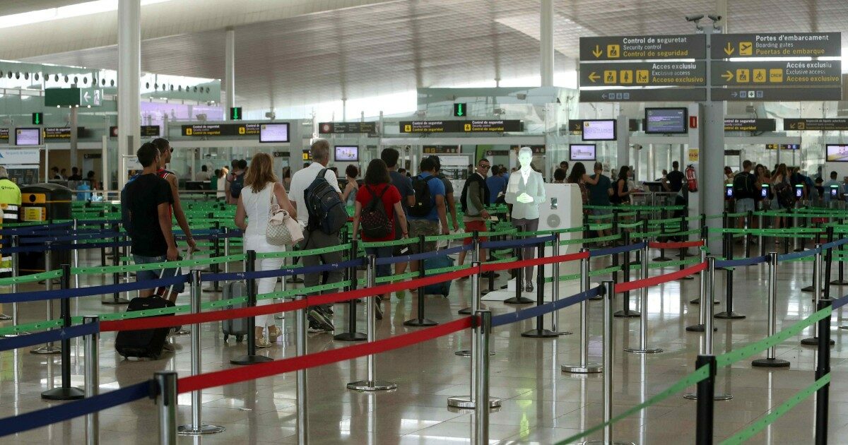 Bambino di 10 anni lasciato in aeroporto dai genitori per non perdere il volo: “Aveva documento scaduto” Bambino di 10 anni lasciato in aeroporto dai genitori per non perdere il volo: “Aveva documento scaduto”