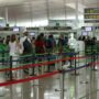 Copertina di Bambino di 10 anni lasciato in aeroporto dai genitori per non perdere il volo: “Aveva documento scaduto”