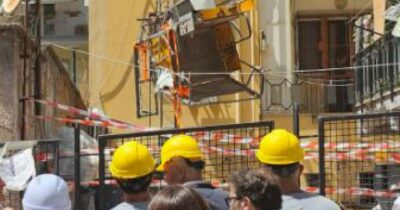 Copertina di I tre operai caduti a Napoli, s’indaga sul montacarichi