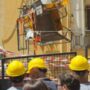 Copertina di I tre operai caduti a Napoli, s’indaga sul montacarichi