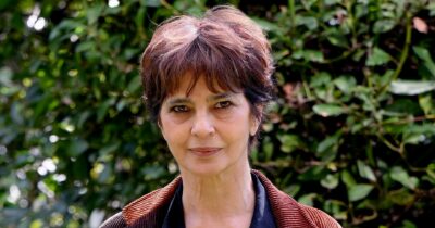 Copertina di Laura Morante: “Il mio esordio incosciente, la rissa a Cannes di Depp e la lotta (totale) con  Bene”