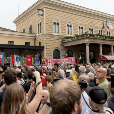 Copertina di Strage di Bologna, il governo Meloni “scorda” la pista nera e censura le sentenze