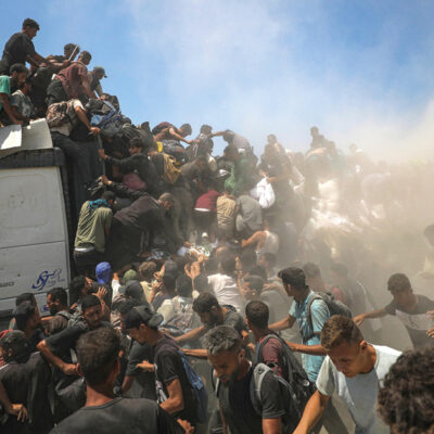 Copertina di Gaza, “camion di aiuti in sosta al confine e Israele fa pagare 1.000 euro”