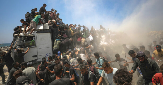 Gaza, “camion di aiuti in sosta al confine e Israele fa pagare 1.000 euro”