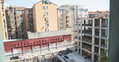 Copertina di Inchiesta sull’urbanistica: la lobby dei palazzinari si cela dietro i senza casa per un Salva-Milano bis