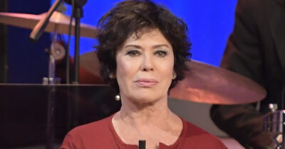 Copertina di “Dopo un litigio ho mandato via mio figlio che mi ha spedito messaggi d’odio. Mai avrei immaginato che vendesse la mia casa”: Corinne Clery in tribunale