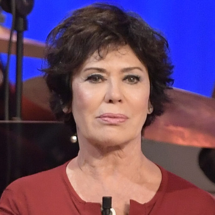 “Dopo un litigio ho mandato via mio figlio che mi ha spedito messaggi d’odio. Mai avrei immaginato che vendesse la mia casa”: Corinne Clery in tribunale