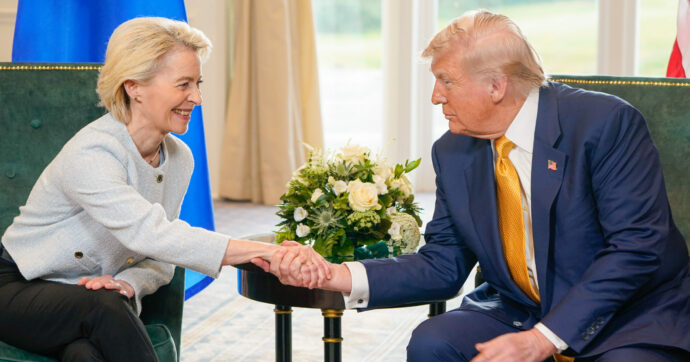 Dazi, a 20 giorni dall’intesa Trump-von der Leyen non c’è ancora il testo. Ue: “Ricevuta nuova bozza, ci siamo quasi”