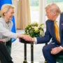 Copertina di Dazi, a 20 giorni dall’intesa Trump-von der Leyen non c’è ancora il testo. Ue: “Ricevuta nuova bozza, ci siamo quasi”
