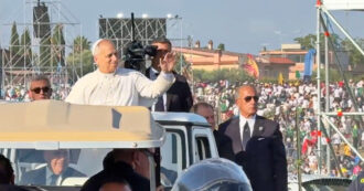 Copertina di Giubileo dei giovani, bagno di folla per Leone XIV: il giro in papamobile dura 40 minuti – Video