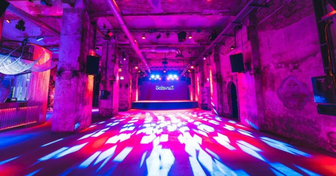 Il club gay più antico e grande della Germania dichiara bancarotta: lo SchwuZ di Berlino potrebbe chiudere