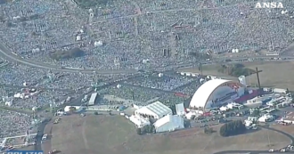 Copertina di Giubileo dei giovani, a Tor Vergata il fiume di fedeli visto dall’elicottero: “Più di un milione” – Video