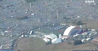Copertina di Giubileo dei giovani, a Tor Vergata il fiume di fedeli visto dall’elicottero: “Più di un milione” – Video