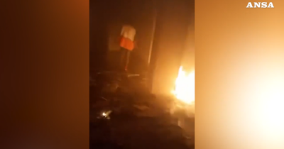 Copertina di Israele bombarda la sede della Mezzaluna Rossa palestinese, la Croce rossa diffonde il video: “Intollerabile”