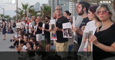 Copertina di Manifestanti israeliani in piazza contro la guerra a Gaza, mostrate foto di bambini palestinesi uccisi: “Stop al genocidio”