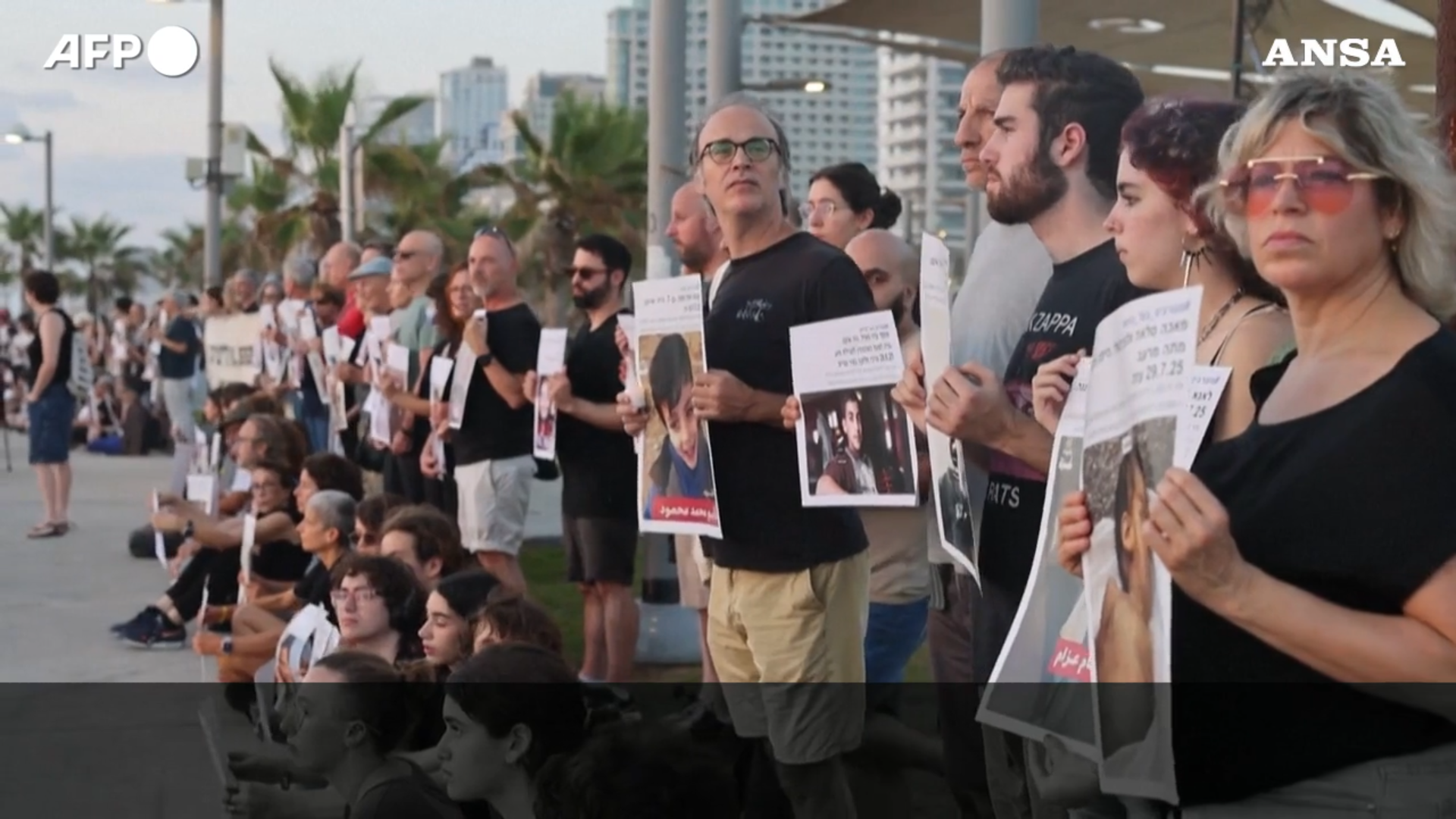 manifestanti israeliani in piazza contro la guerra a gaza mostrate foto di bambini palestinesi uccisi stop al genocidio