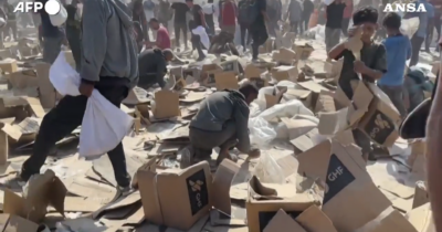 Copertina di Gaza, palestinesi raccolgono da terra il cibo in un centro di distribuzione: la disperazione a Nuseirat – Video