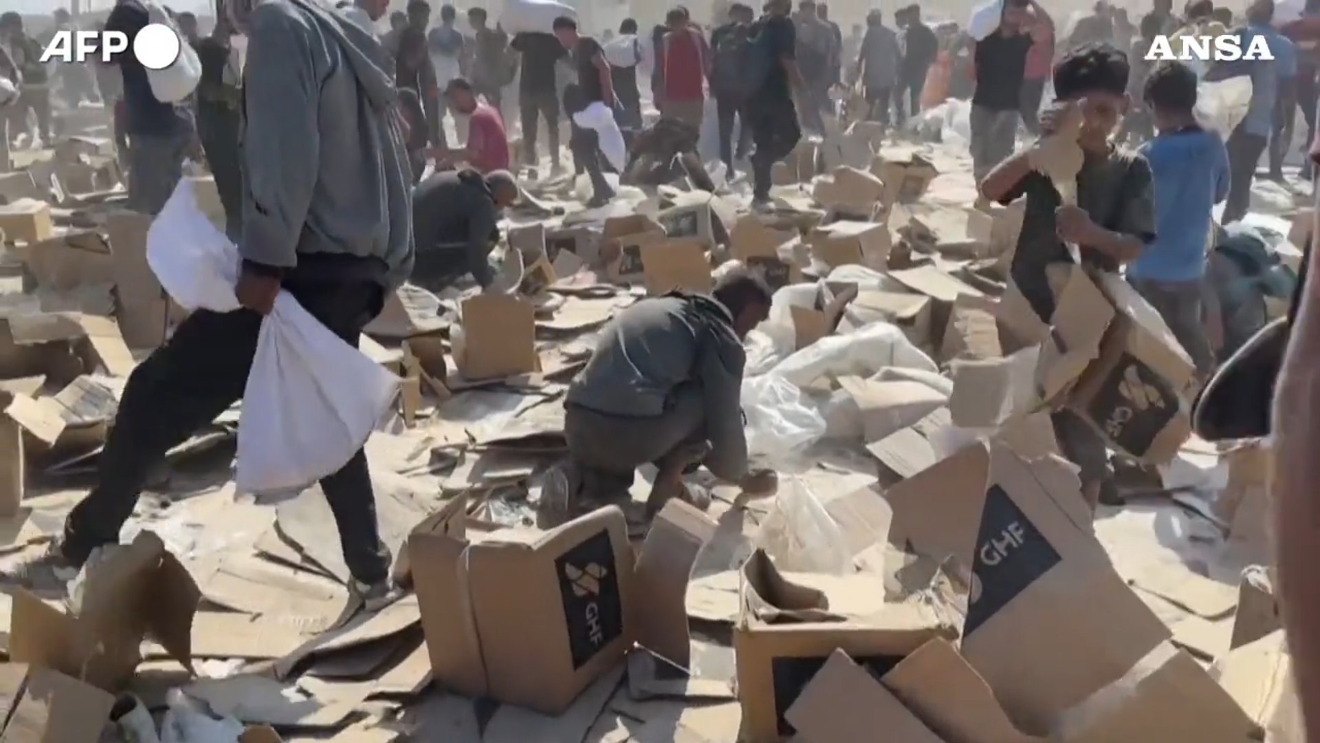 Gaza, palestinesi raccolgono da terra il cibo in un centro di distribuzione: la disperazione a Nuseirat – Video Gaza, palestinesi raccolgono da terra il cibo in un centro di distribuzione: la disperazione a Nuseirat – Video