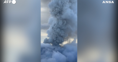 Copertina di Kamchatka, vulcano russo erutta per la prima volta in 450 anni: le immagini sono impressionanti