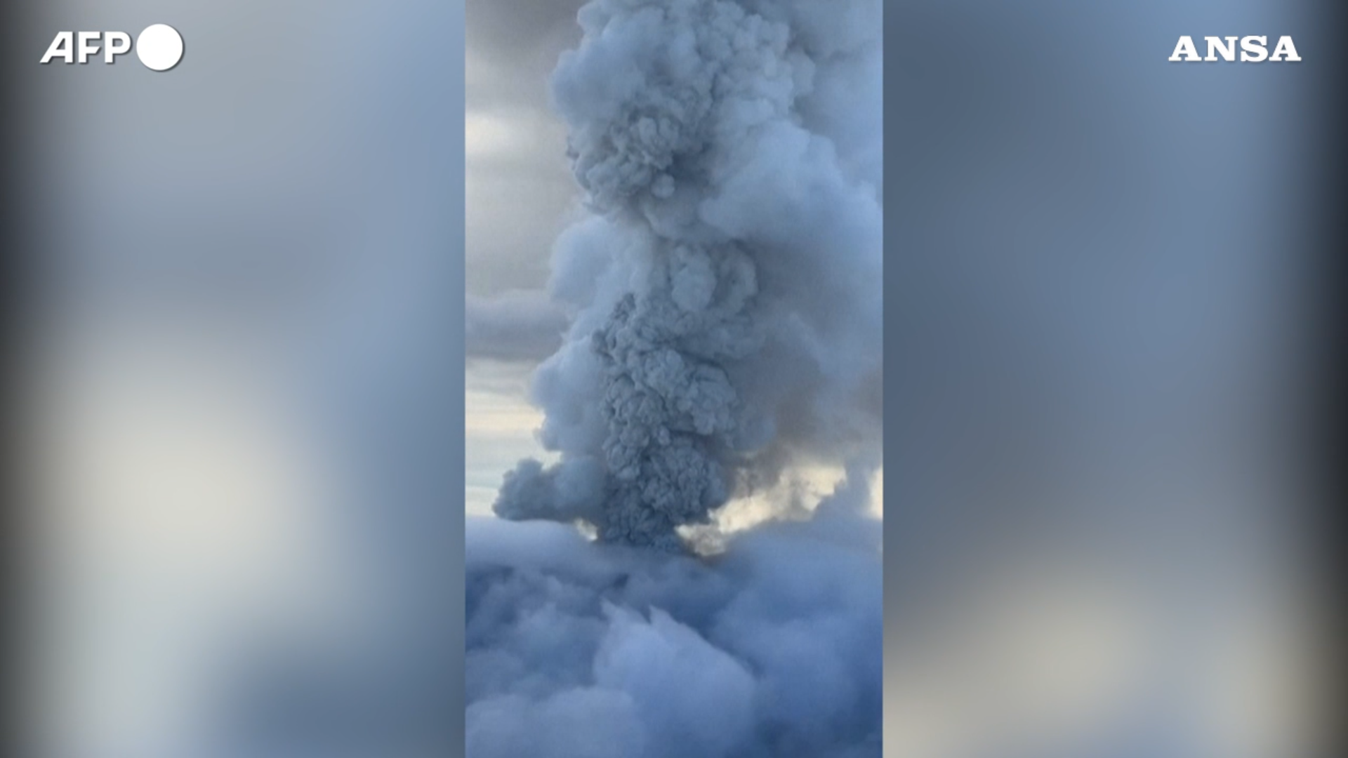 Kamchatka, vulcano russo erutta per la prima volta in 450 anni: le immagini sono impressionanti Kamchatka, vulcano russo erutta per la prima volta in 450 anni: le immagini sono impressionanti
