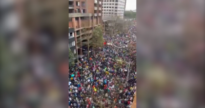 Copertina di Il corteo per Gaza è infinito, centinaia di migliaia di persone invadono l’Harbour Bridge a Sidney – Video