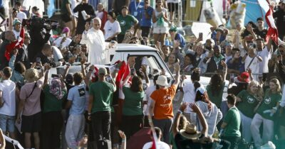 Copertina di Un milione di giovani a Tor Vergata per il Papa, che cita Bergoglio: “Siete inquieti? Siete vivi”. Il messaggio: “Noi con i ragazzi di Gaza e dell’Ucraina”