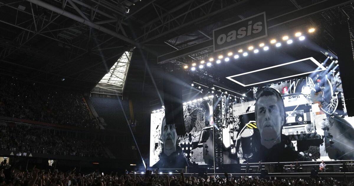 Fan degli Oasis cade dagli spalti e muore durante il concerto. I fratelli Gallagher: “Scioccati e rattristati”. La polizia: “Chi ha visto parli con noi”