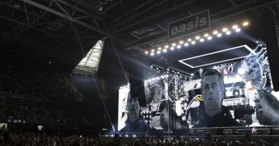 Copertina di Fan degli Oasis cade dagli spalti e muore durante il concerto. I fratelli Gallagher: “Scioccati e rattristati”. La polizia: “Chi ha visto parli con noi”