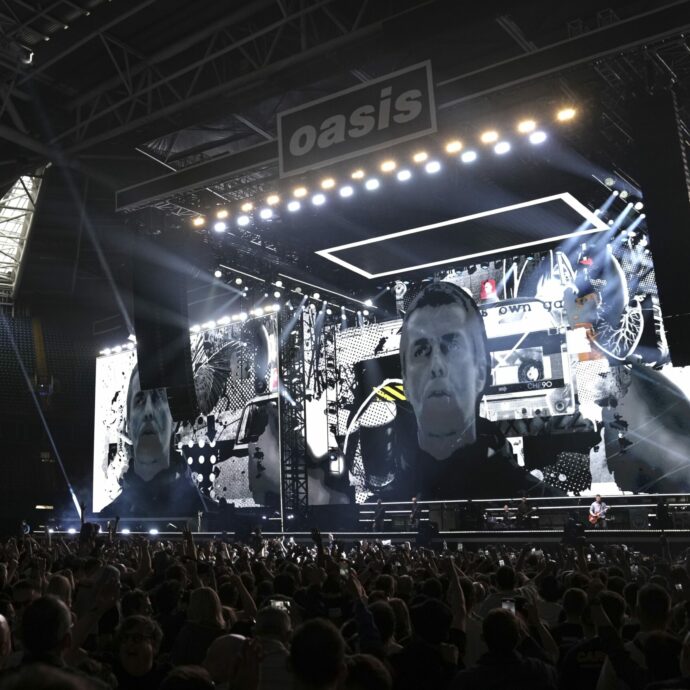 Fan degli Oasis cade dagli spalti e muore durante il concerto. I fratelli Gallagher: “Scioccati e rattristati”. La polizia: “Chi ha visto parli con noi”