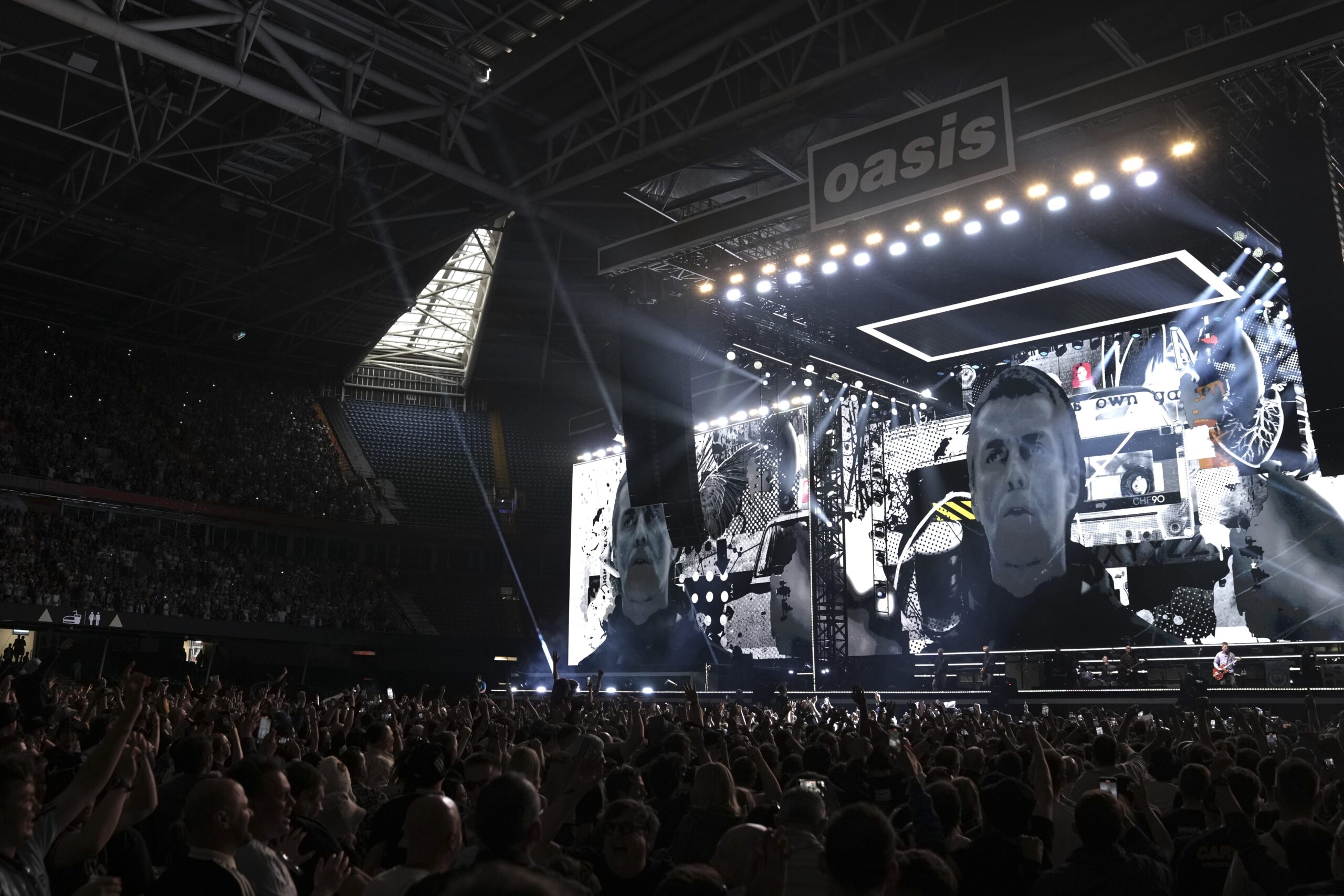 fan degli oasis cade dagli spalti e muore durante il concerto i fratelli gallagher scioccati e rattristati la polizia chi ha visto parli con noi