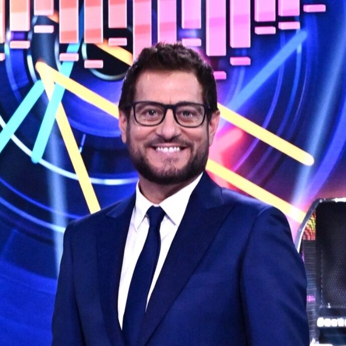 “Affari Tuoi? L’idea della lotteria e dell’azzardo non mi è mai piaciuta. Tornassi indietro non mi ritirerei, per esistere in tv devi esserci”: così Enrico Papi