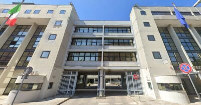 Copertina di Funzionaria di polizia si uccide con la pistola d’ordinanza in Questura a Brindisi