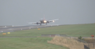 Copertina di Regno Unito, atterraggio da incubo a causa della tempesta Floris