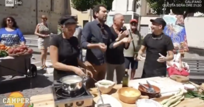 Copertina di “A Prato ci sono troppi cinesi!”: panico e gelo in studio a “Camper”. Peppone chiude il collegamento – VIDEO