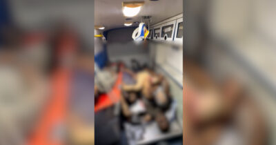 Copertina di Gaza, le immagini dei corpi pelle e ossa accatastati in un’ambulanza: “Uccisi mentre aspettavano un sacco di farina”