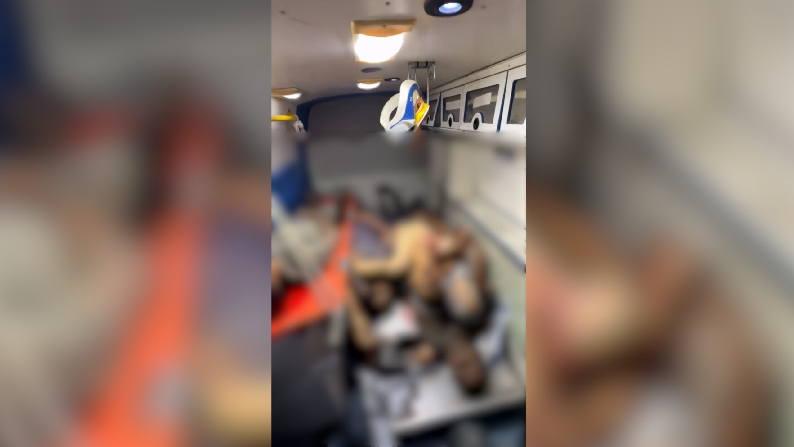 Gaza, le immagini dei corpi pelle e ossa accatastati in un’ambulanza: “Uccisi mentre aspettavano un sacco di farina”