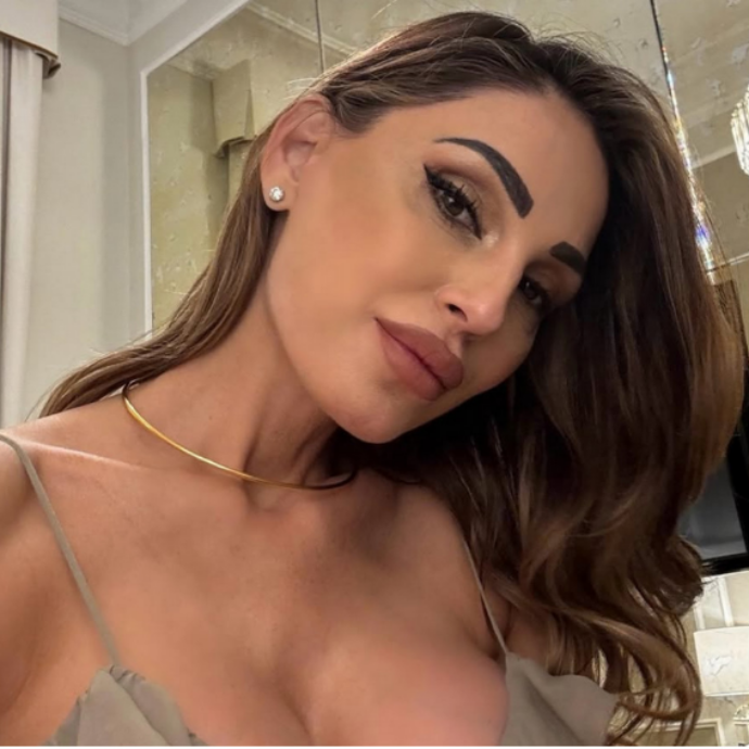 Anna Tatangelo e Giacomo Buttaroni in crisi? La cantante rompe il silenzio durante il concerto (col pancione)