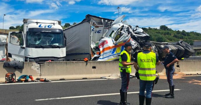 Tir non rallenta davanti a una coda: travolta e schiacciata un’ambulanza. Tre morti e almeno 15 feriti sull’A1