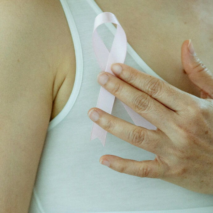 “Mi sono procurata il cancro al seno per colpa di queste 3 cose”. L’influencer Stephanie Weeks scatena l’ira (giustificata) dei medici: “Parole insensate e pericolose”