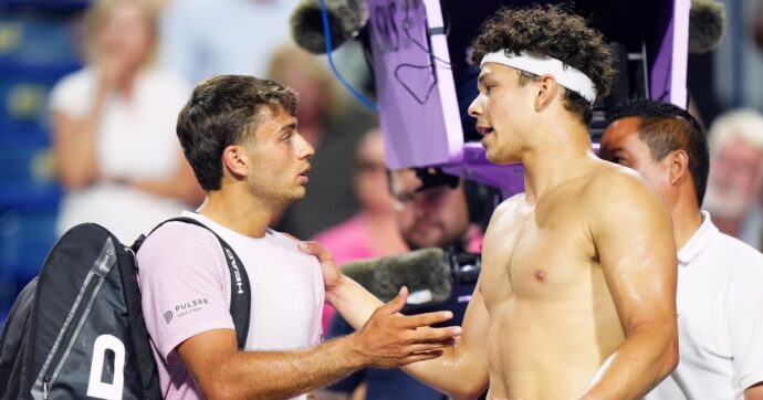 Cobolli e Shelton, nervi tesi a fine match: “Perché quel gesto?”. La risposta dell’italiano: “Non ce l’avevo con te”