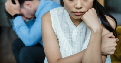 Copertina di “Durante il sesso ho chiamato mia moglie ‘scimmietta paffutella sexy’ e le ho scosso le maniglie dell’amore. Ha reagito malissimo”: lo sfogo di un marito