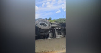 Copertina di Camion salta la carreggiata e finisce su un’ambulanza e delle auto: le prime immagini del maxi incidente sull’A1 – Video