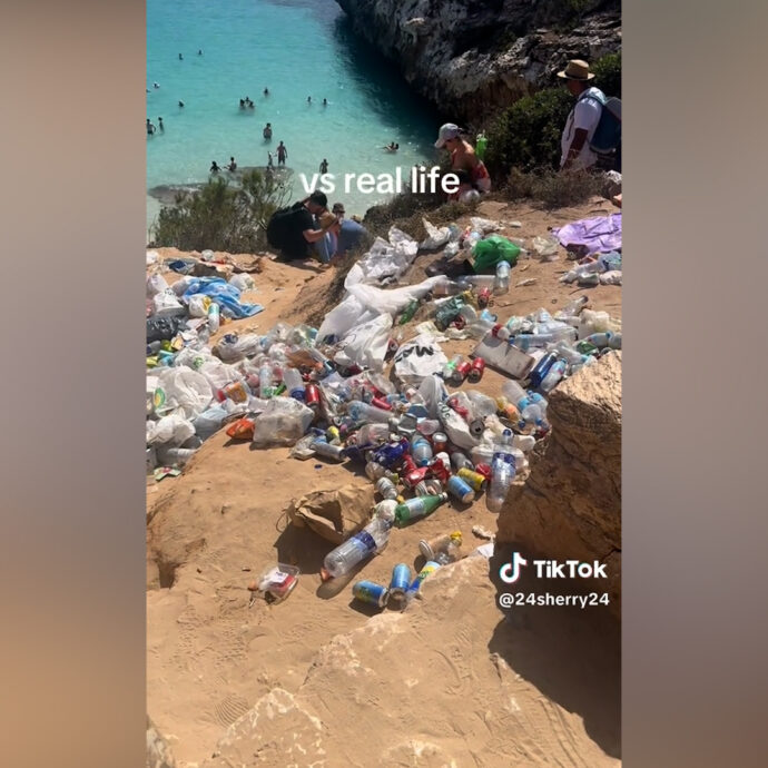 La caletta di Maiorca presa d’assalto dai turisti: decine di persone e tanta sporcizia dopo i video “promo” sui social