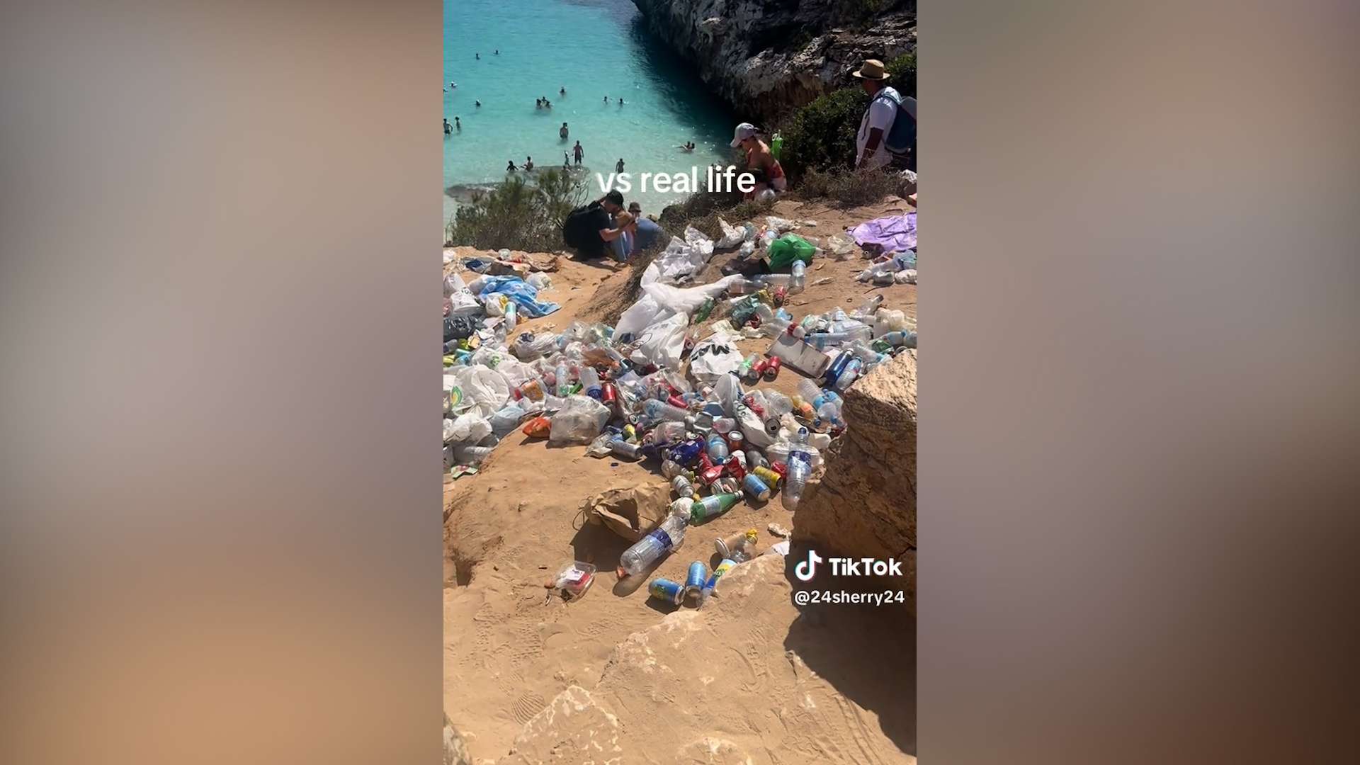 la caletta di maiorca presa d8217assalto dai turisti decine di persone e tanta sporcizia dopo i video promo sui social