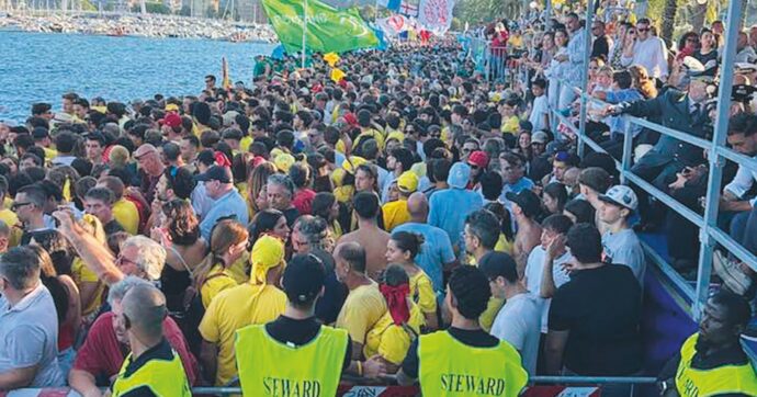 Troppe autorità per il Palio di La Spezia: crolla il palco con sopra Musumeci e Rixi