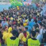 Copertina di Troppe autorità per il Palio di La Spezia: crolla il palco con sopra Musumeci e Rixi