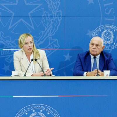 Copertina di Almasri, Meloni archiviata difende Nordio, Piantedosi e Mantovano. “Tesi assurda che io non abbia condiviso, li ho guidati”