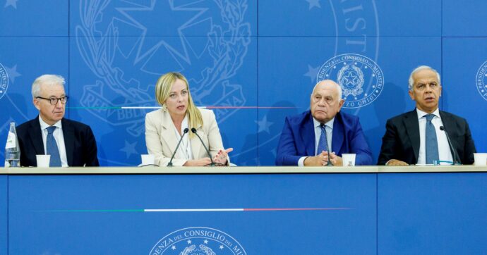 Almasri, Meloni archiviata difende Nordio, Piantedosi e Mantovano. “Tesi assurda che io non abbia condiviso, li ho guidati”