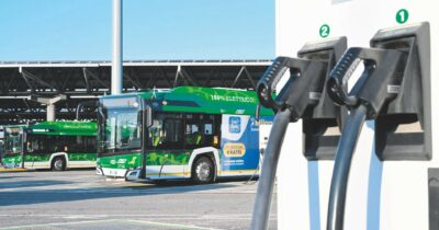 Copertina di Bus, chiese, treni. Il Pnrr è in ritardo (nonostante i tagli)