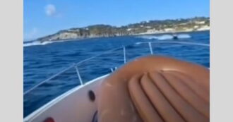 Copertina di “Ha speronato una moto d’acqua della Polizia”: 37enne arrestato a Ischia. Ma il suo legale posta il video: “Tutto falso”